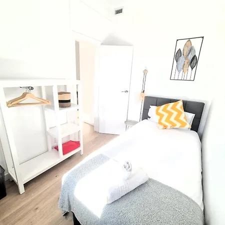 G74 Avenida Gaudi 4 Bedrooms With Balcony- Sagrada Familia Apartment *