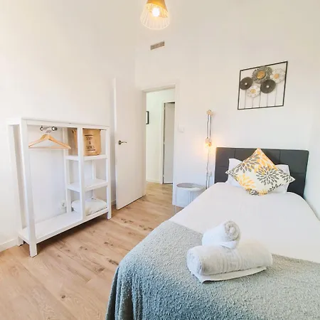 G74 Avenida Gaudi 4 Bedrooms With Balcony- Sagrada Familia Barcelona