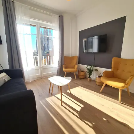 アパート G74 Avenida Gaudi 4 Bedrooms With Balcony- Sagrada Familia バルセロナ